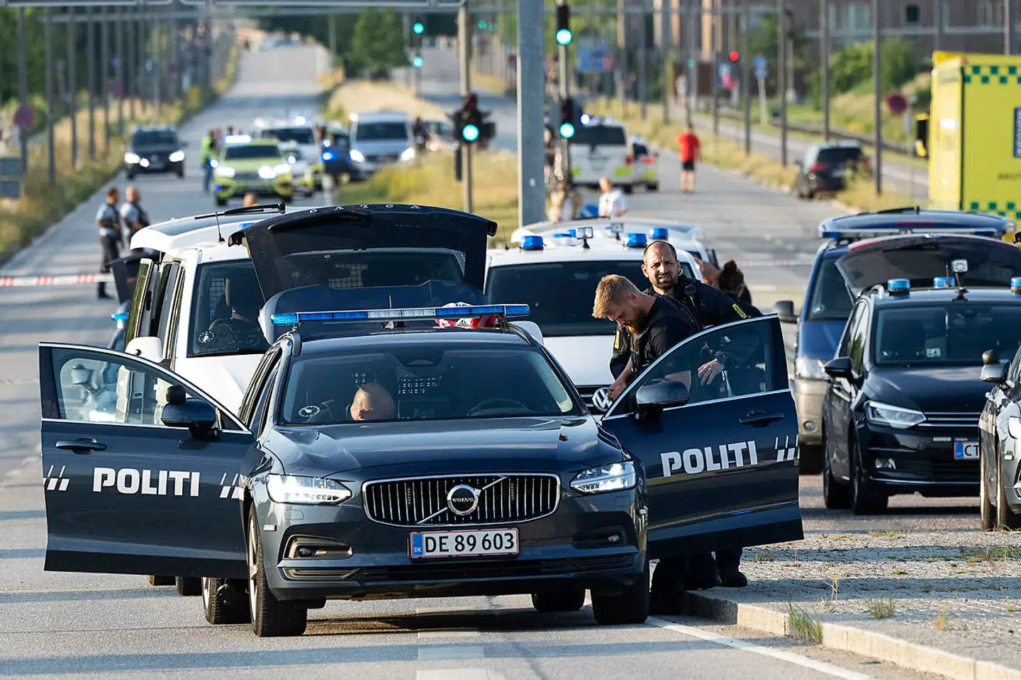 Søndag, hvor dette billede er fra, rykkede politiet massivt ud til masseskyderiet i Field's. Fredag har flere patruljer igen været på Amager.