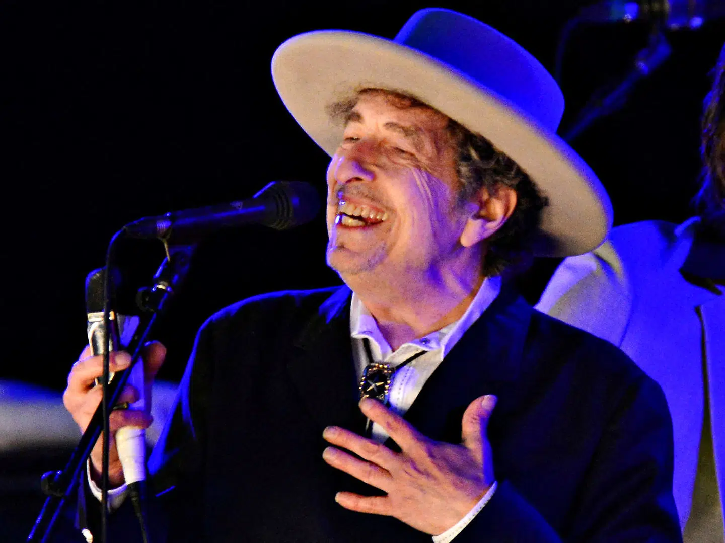 Bob Dylan vandt nobelprisen i litteratur i 2016 for at »have skabt nye poetiske udtryk inden for den store amerikanske sangtradition«. Nu er han tilsyneladende med til at forny måden, man kan købe musik på.