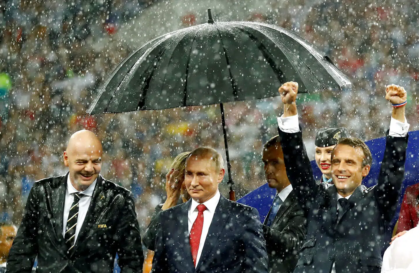 Den franske præsident Emmanuel Macron jubler under en præsentation på stadion i Moskva.