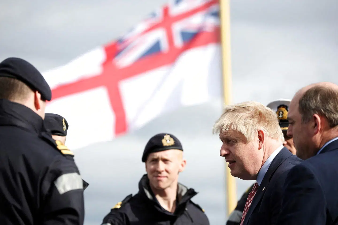 Boris Johnson, der her besøger et flådefartøj fra The Royal Navy, er fortid som konservativ partileder og britisk premierminister. Er hans bundsolide forsvarsminister Ben Wallace (yderst til højre) fremtiden?