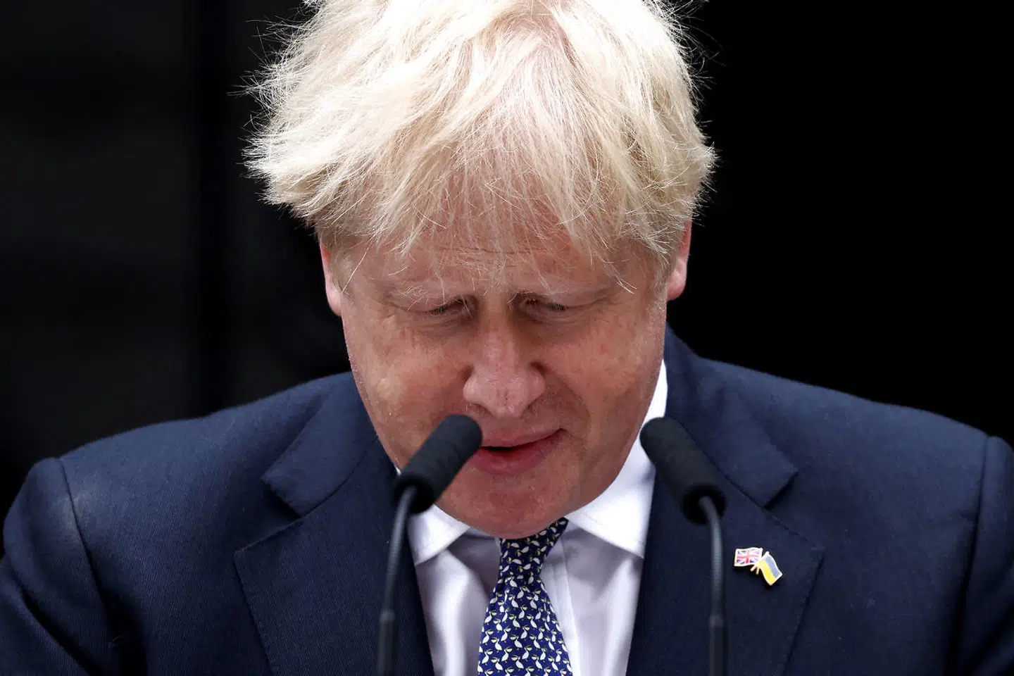 Boris Johnson, der her meddeler sin afgang, efterlader et land og et parti i dyb krise. De konservative vil ikke savne hans kaos, men de kan komme til at mangle hans karisma.