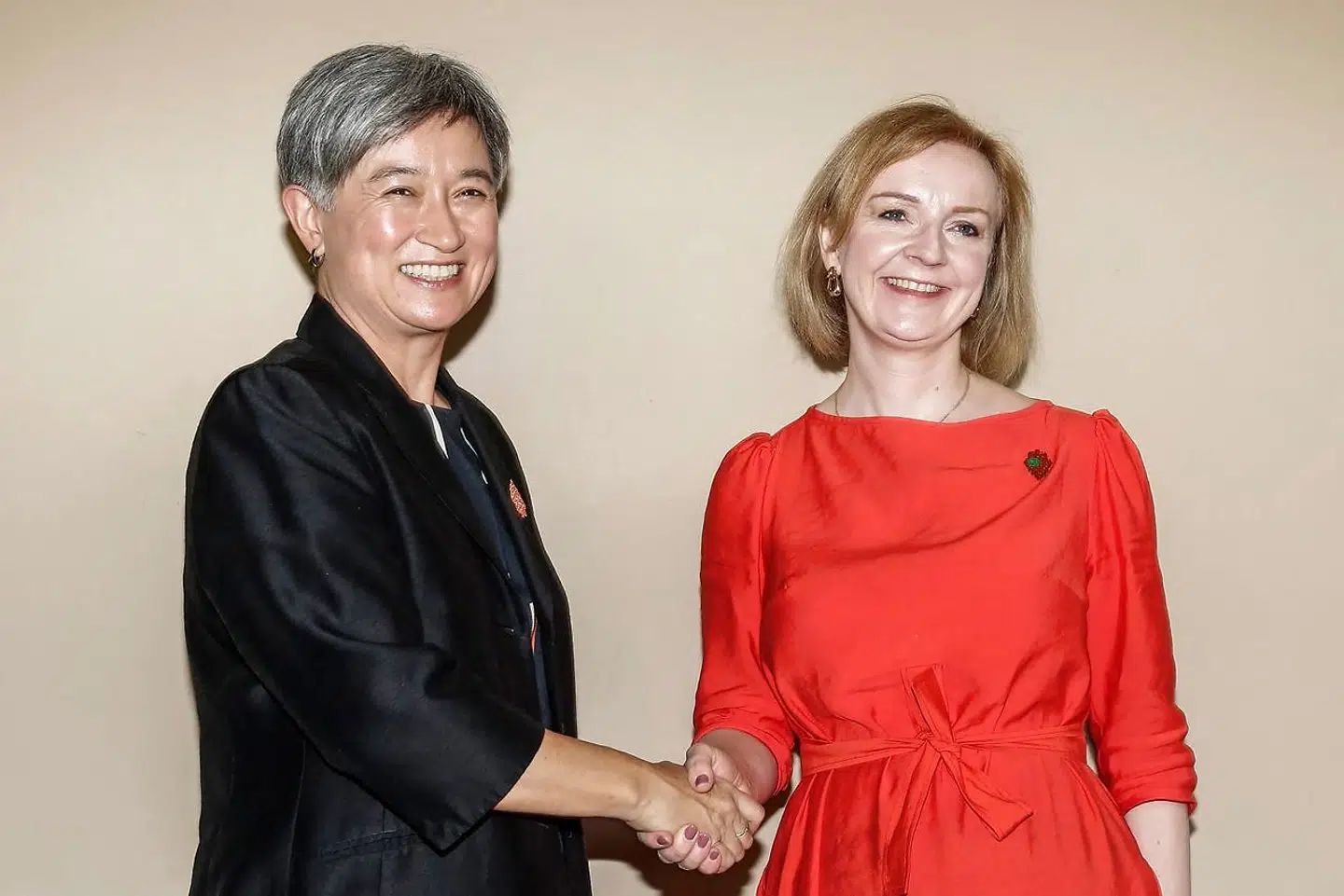 Liz Truss (th.) hilser på sin australske kollega ved et G20-udenrigsministermøde i Indonesien, hvor hun noget uheldigt har befundet sig under det dramatiske lederopgør hjemme i London.