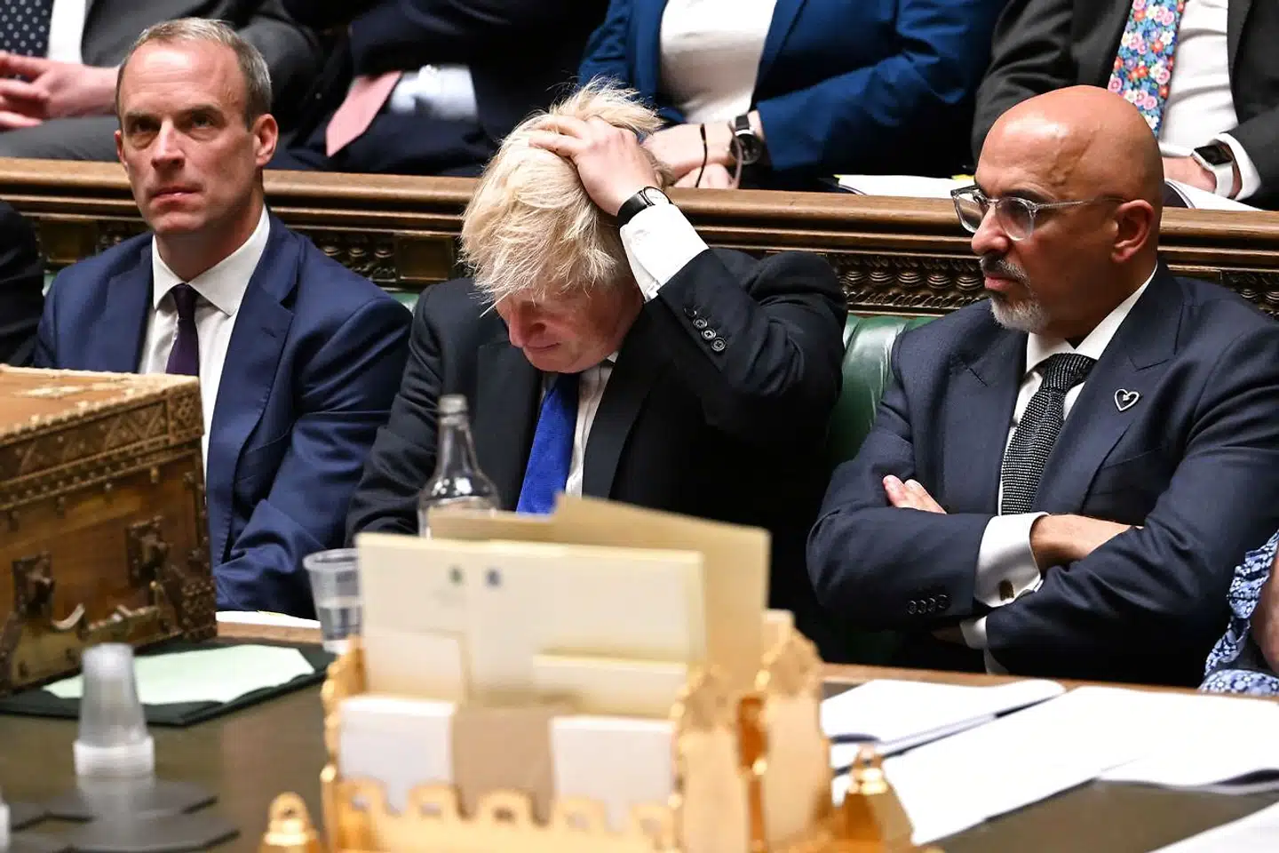 Nadhim Zahawi (th.) følger med korslagte arme gårsdagens bizarre samråd i Underhuset ved siden af Boris Johnson, som han forrådte få timer efter udnævnelsen til finansminister.