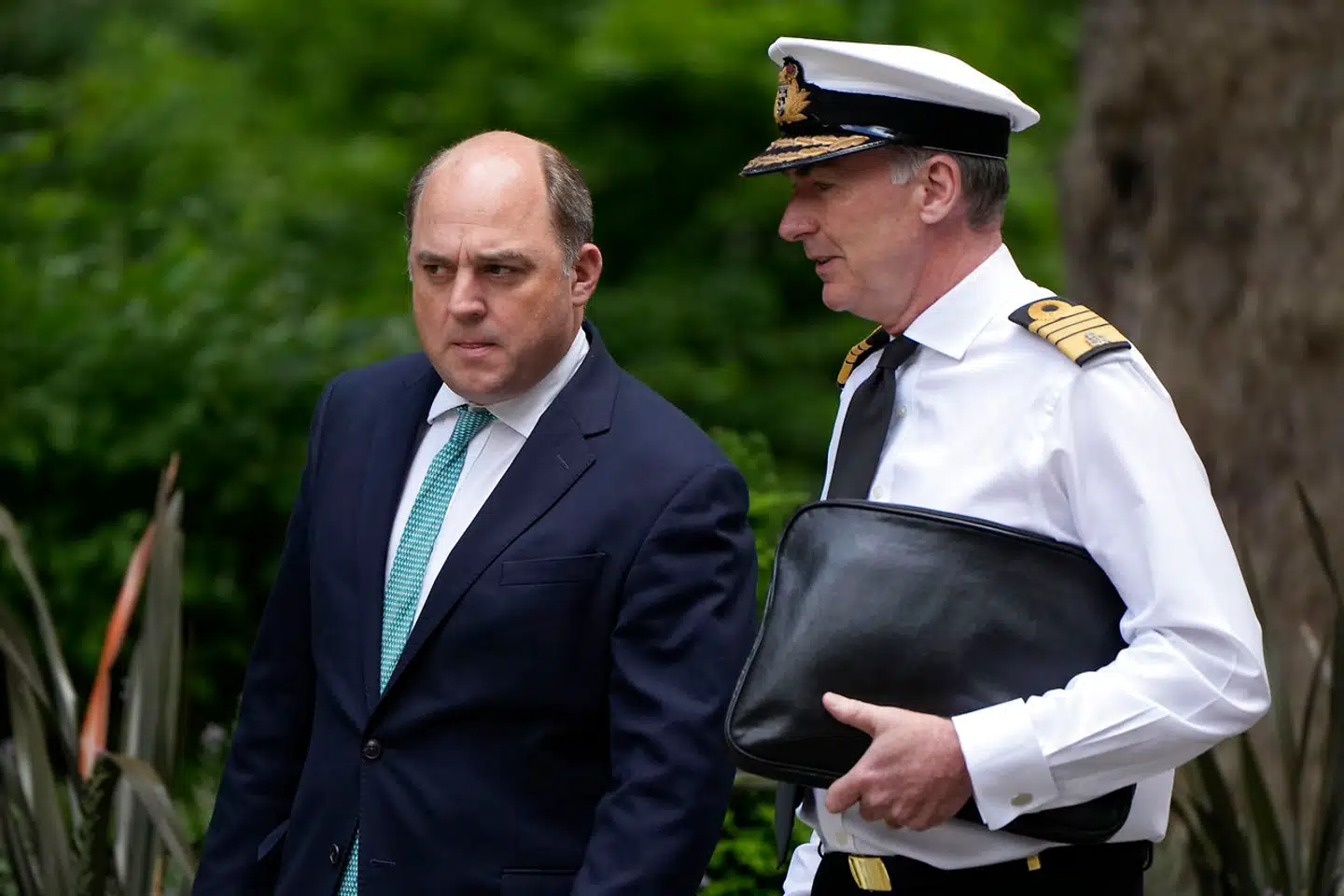 Forsvarsminister Ben Wallace, her sammen med den britiske generalstabschef admiral Anthony Radakin, er de konservative partimedlemmers klare favorit til at tage over.