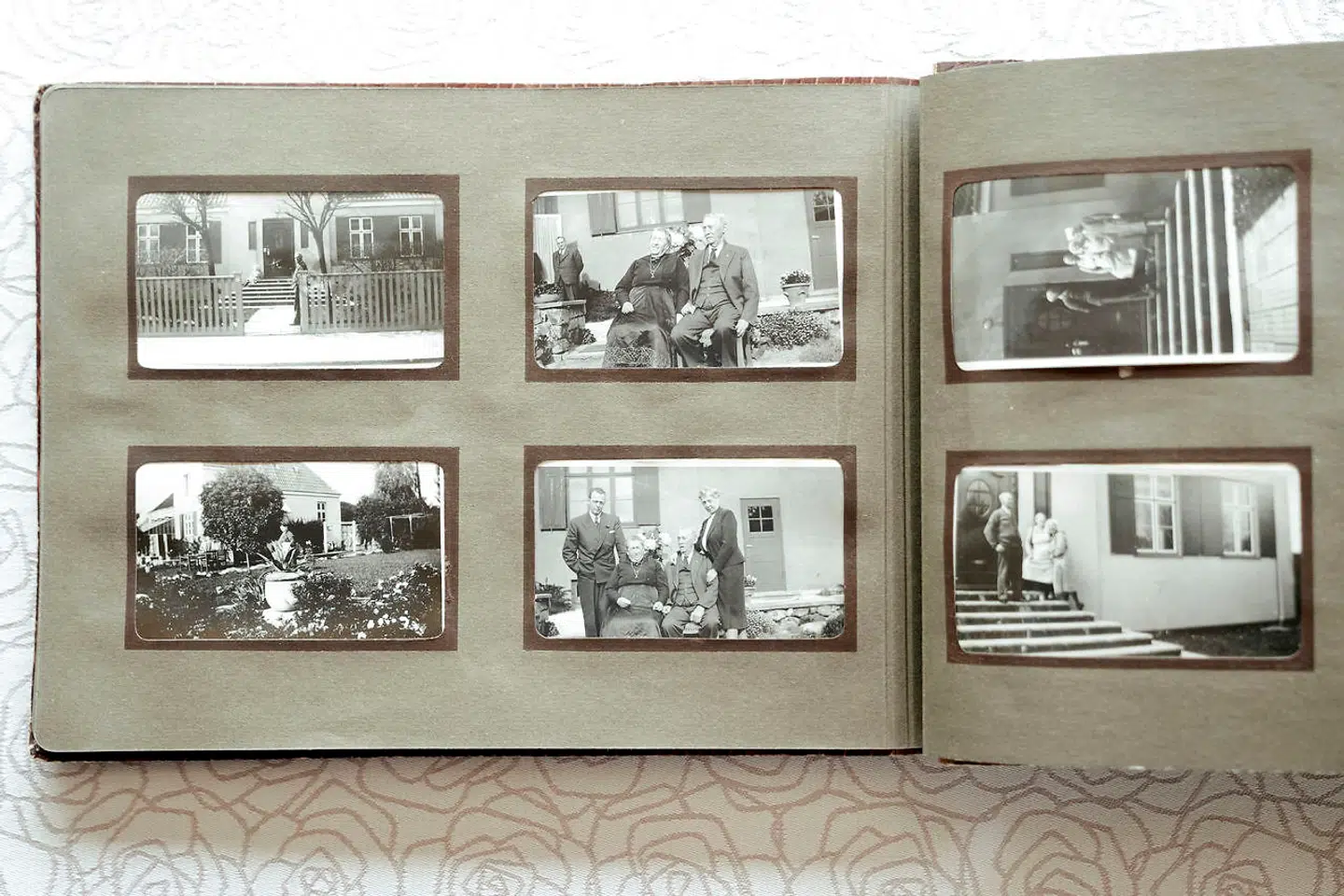 Dines Bogø har interesseret sig for dobbeltmordet på Peter Bangsvej, som ifølge ham har tråde tilbage til krigen. Her ses de senere myrdede, Inger og Vilhelm Jacobsen, med familie i haven på Carl Feilbergs Vej på Frederiksberg, hvor de boede, inden de i 1942 flyttede til Peter Bangs Vej 74.