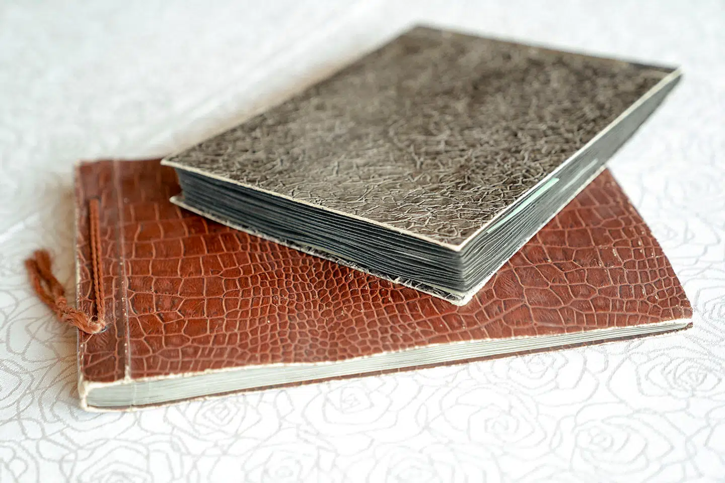 Dines Bogø har først og fremmest samlet på vidnesbyrd, men han har fået foræret en række fotoalbum fra krigens tid.