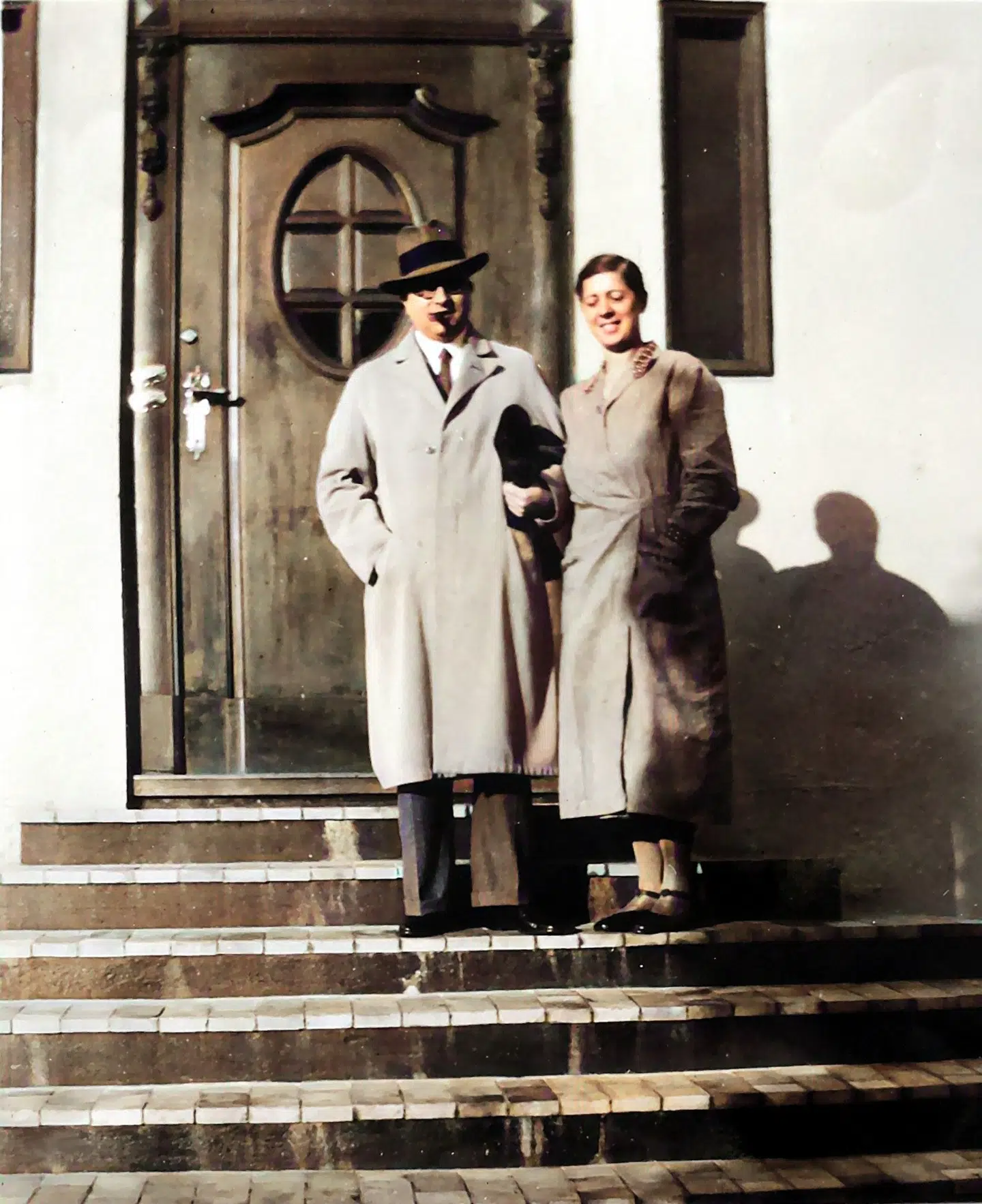 Inger og Vilhelm Jacobsen foran den villa, de købte i 1927. (Foto i Dines Bogøs arkiv er digitalt farvelagt).