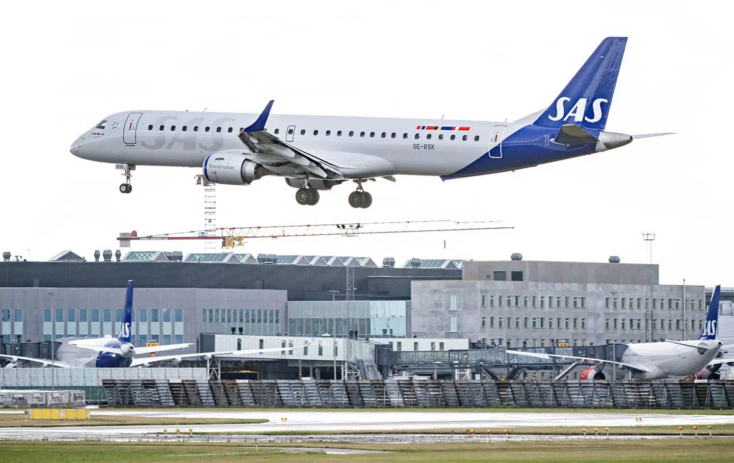 FILE PHOTO: SAS Link's Embraer E195 aircraft lands at Kastrup Airport, as pilots of Scandinavian Airlines go on strike, in Kastrup, Denmark July 4, 2022. TT News Agency/Johan Nilsson via REUTERS THIS IMAGE HAS BEEN PROVIDED BY A THIRD PARTY. SWEDEN OUT/File Photo
