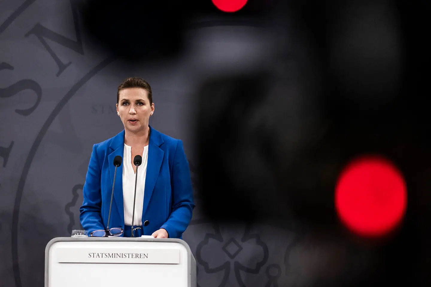 »De mange spørgsmål var nemlig også i Mette Frederiksens klare interesse. For mens kritiske spørgsmål normalt udstiller politikernes fejltrin, hykleri eller inkompetence, virkede de på en anden måde under mink-pressemødet,« skriver Amalie Lyhne.