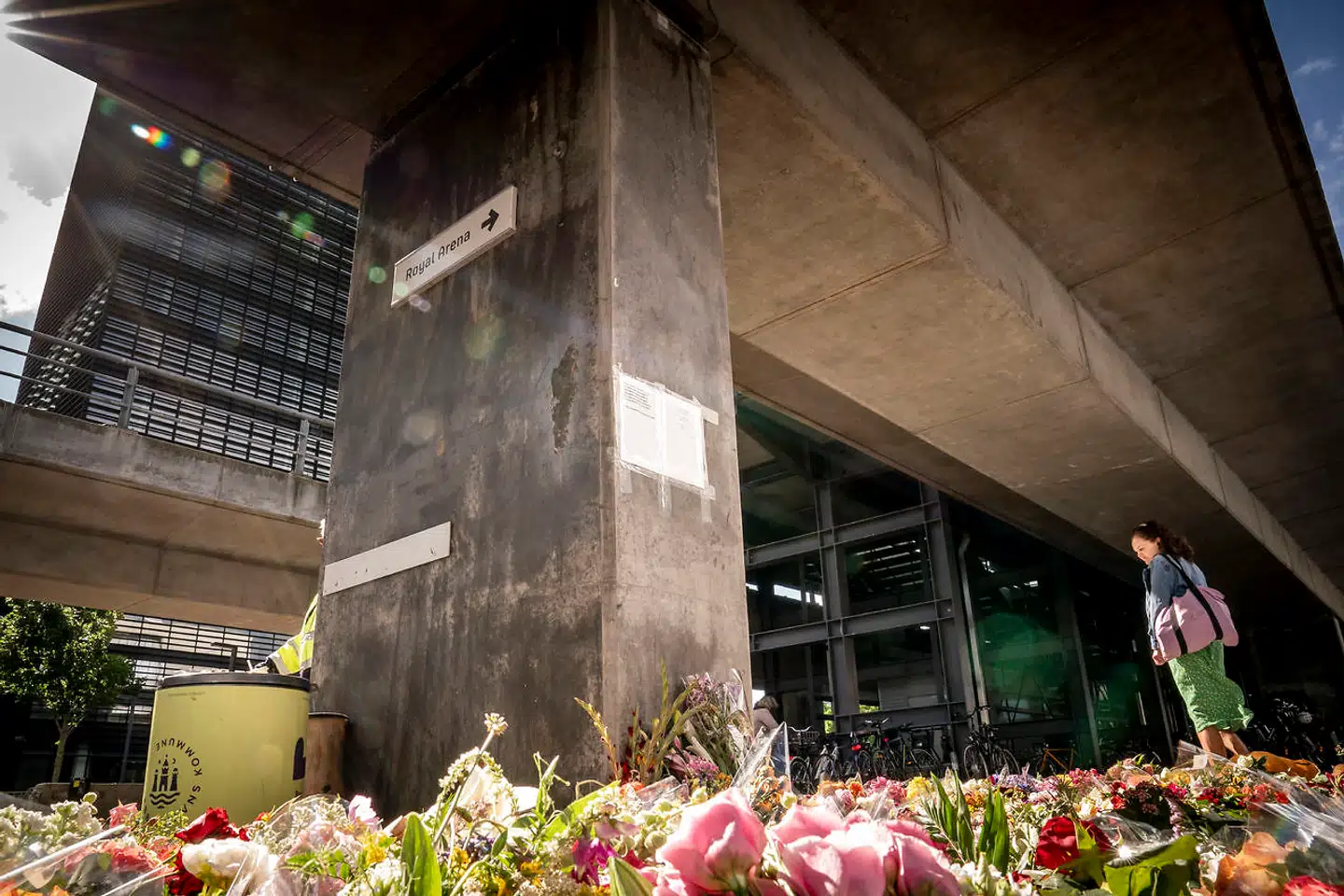 Hundredvis af blomster blev lagt foran shoppingcentret Field's, tre dage efter skyderiet i København, onsdag den 6. juli 2022.