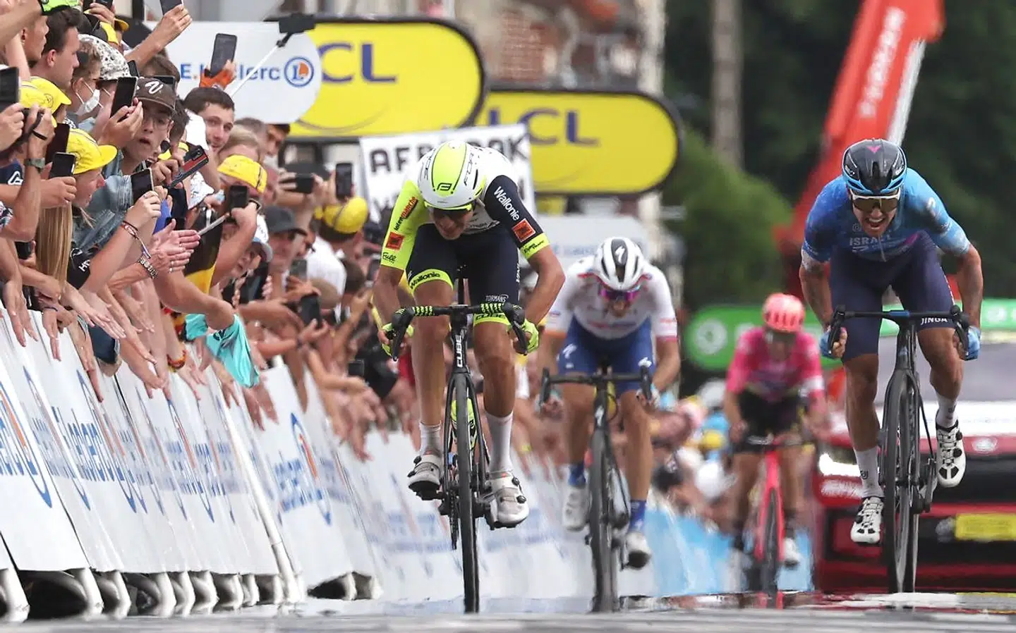 Tour de Frances 5. etabe er kørt og den australske cykelrytter, Simon Clarke, cyklede afsted med sejren i en hæsblæsende slutspurt.