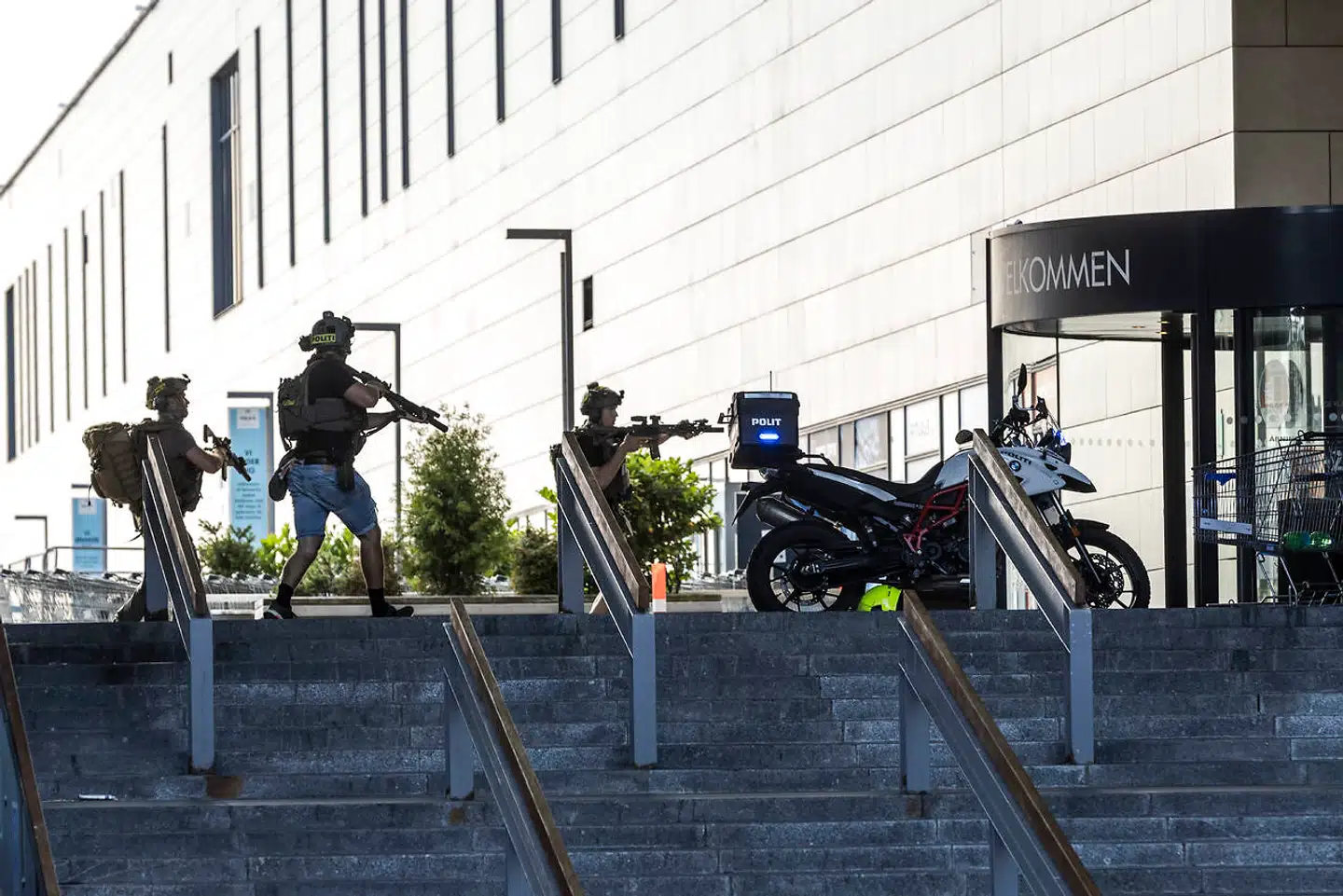 Ifølge Det Kriminalpræventive Råd bliver der stjålet våben fra private hvert år. De fleste tyverier af våben fra private hjem sker ved, at tyven fjerner hele våbenskabet. Hvis man overtræder reglerne om sikker opbevaring af våben, kan man straffes med bøde eller i alvorlige tilfælde med fængsel i op til fire måneder. I meget grove tilfælde er fængselsstraffen op til to år.