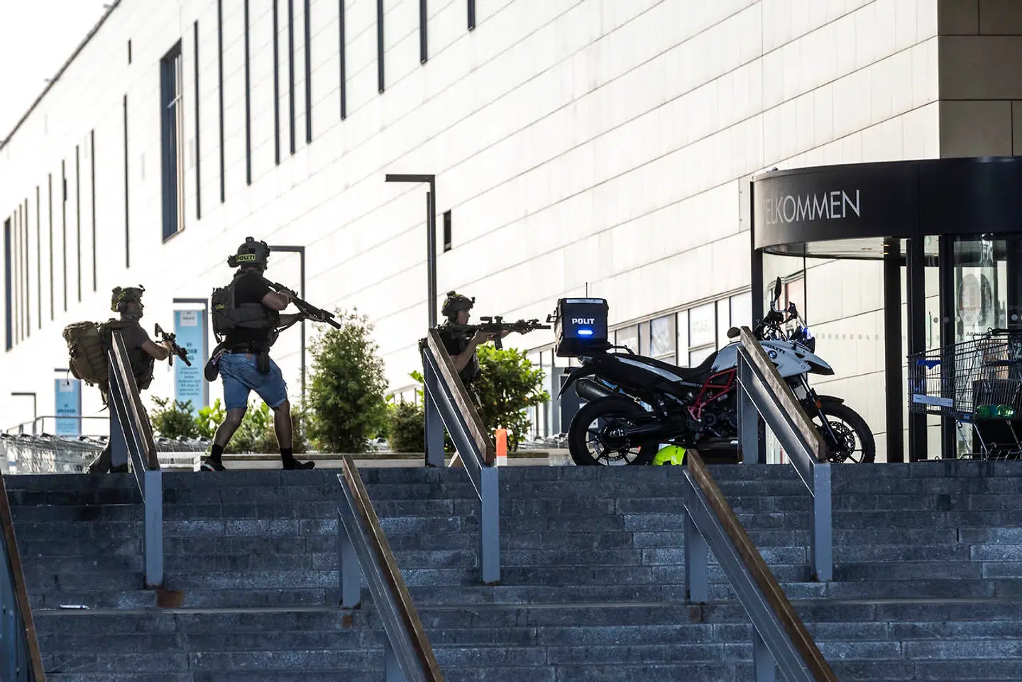 Ifølge Det Kriminalpræventive Råd bliver der stjålet våben fra private hvert år. De fleste tyverier af våben fra private hjem sker ved, at tyven fjerner hele våbenskabet. Hvis man overtræder reglerne om sikker opbevaring af våben, kan man straffes med bøde eller i alvorlige tilfælde med fængsel i op til fire måneder. I meget grove tilfælde er fængselsstraffen op til to år.