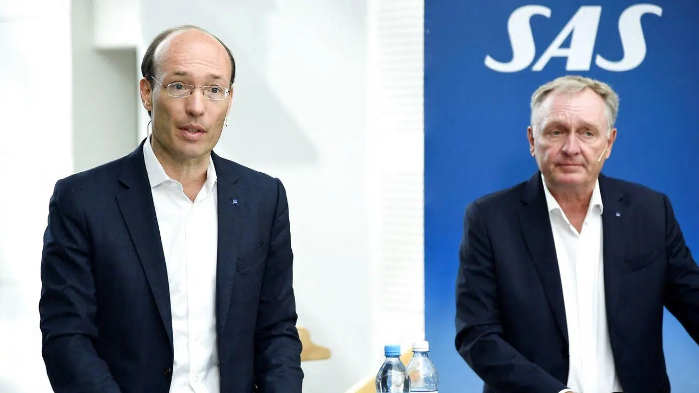SAS' topchef, hollænderen Anko van der Werff (til venstre), og bestyrelsesformand Carsten Dilling (til højre), der er tidligere topchef i TDC, meddelte tirsdag morgen, at SAS har søgt konkursbeskyttelse som led i den store spareplan, der skal sikre flyselskabets overlevelse. Men SAS har under radaren stiftet et skuffeselskab, som pludselig blev aktiveret før Sankt Hans og nu trues med både konflikt og blokade.