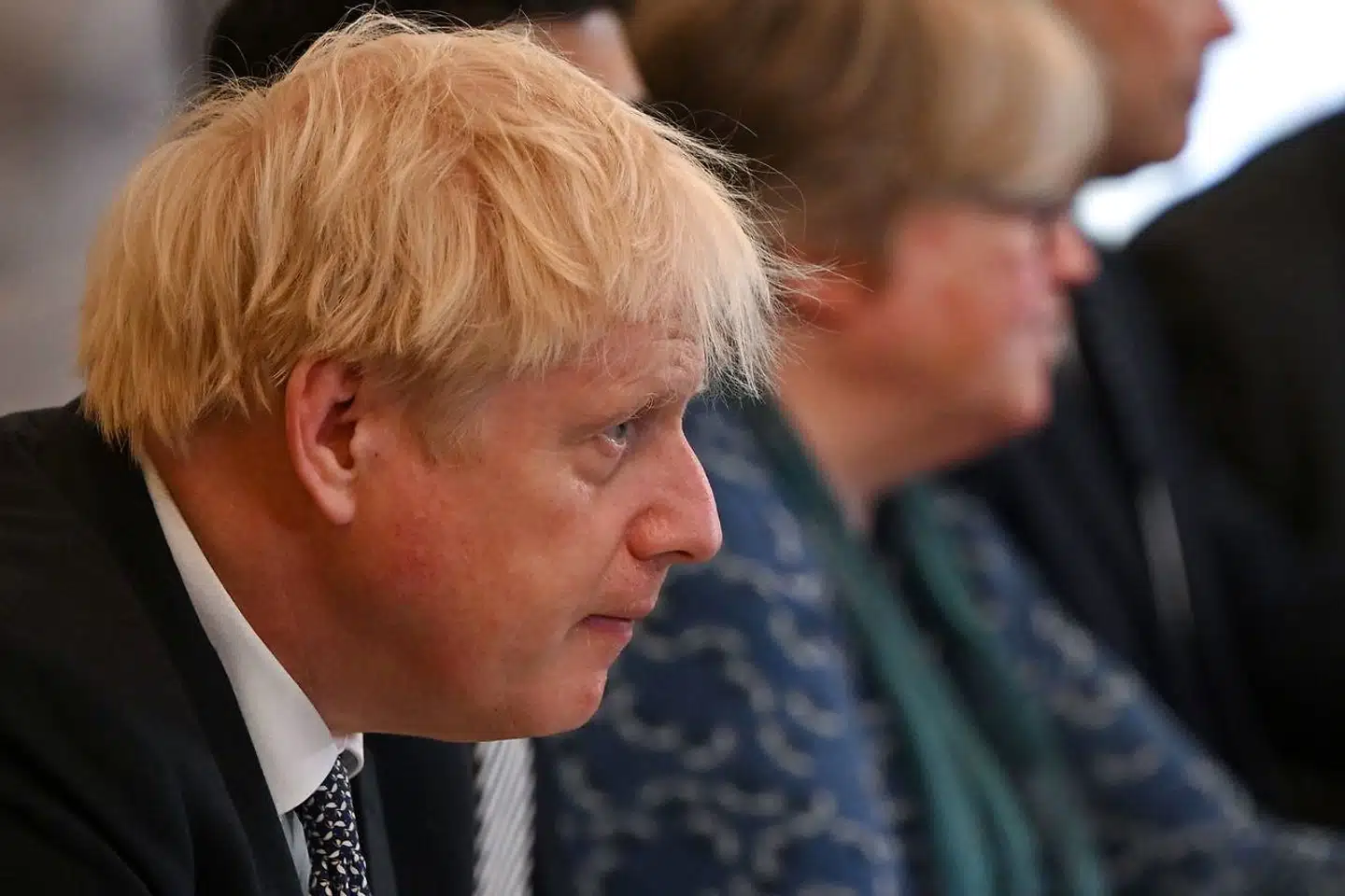 Boris Johnson på ministermødet tidligere tirsdag. Her skulle han redegøre for, hvorfor han havde løjet om sin viden om et regeringsmedlems sexovergreb – og de to tungeste ministre fik bagefter nok. De kunne ikke mere. Resten kan. De fortsætter i hans regering.