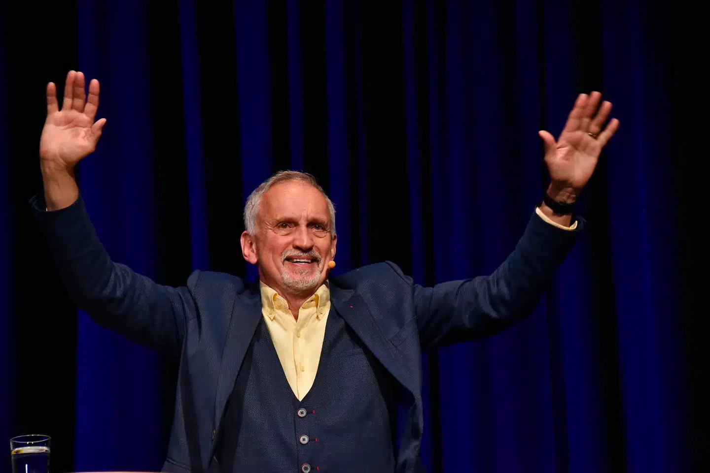 Mens forfatteren Jussi Adler-Olsen er i færd med at skrive sin tiende krimi i den populære »Afdeling Q«-serie, så boomer forretningen Jussi Adler-Olsen.