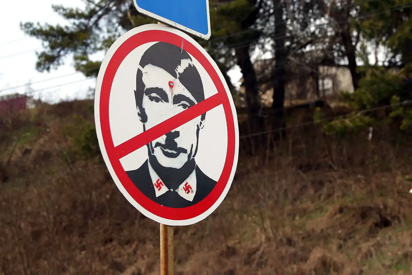 Hitler-kortet trækkes flittigt på begge sider af fronten i krigen om Ukraine. Her er det Vladimir Putin, der fremstilles som »Führer« ved ukrainsk checkpoint i den sydlige del af landet.