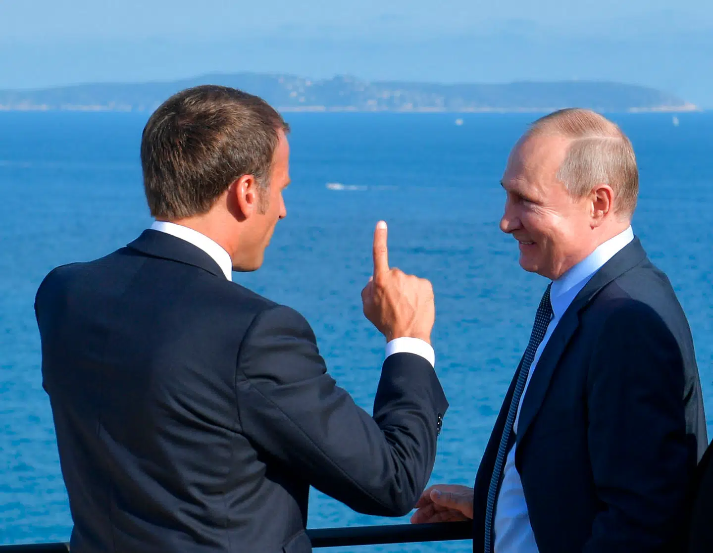 Emmanuel Macron har den løftede pegefinger fremme under Vladimir Putins besøg i den franske præsidents sommerresidens på Côte d'Azur i 2019.