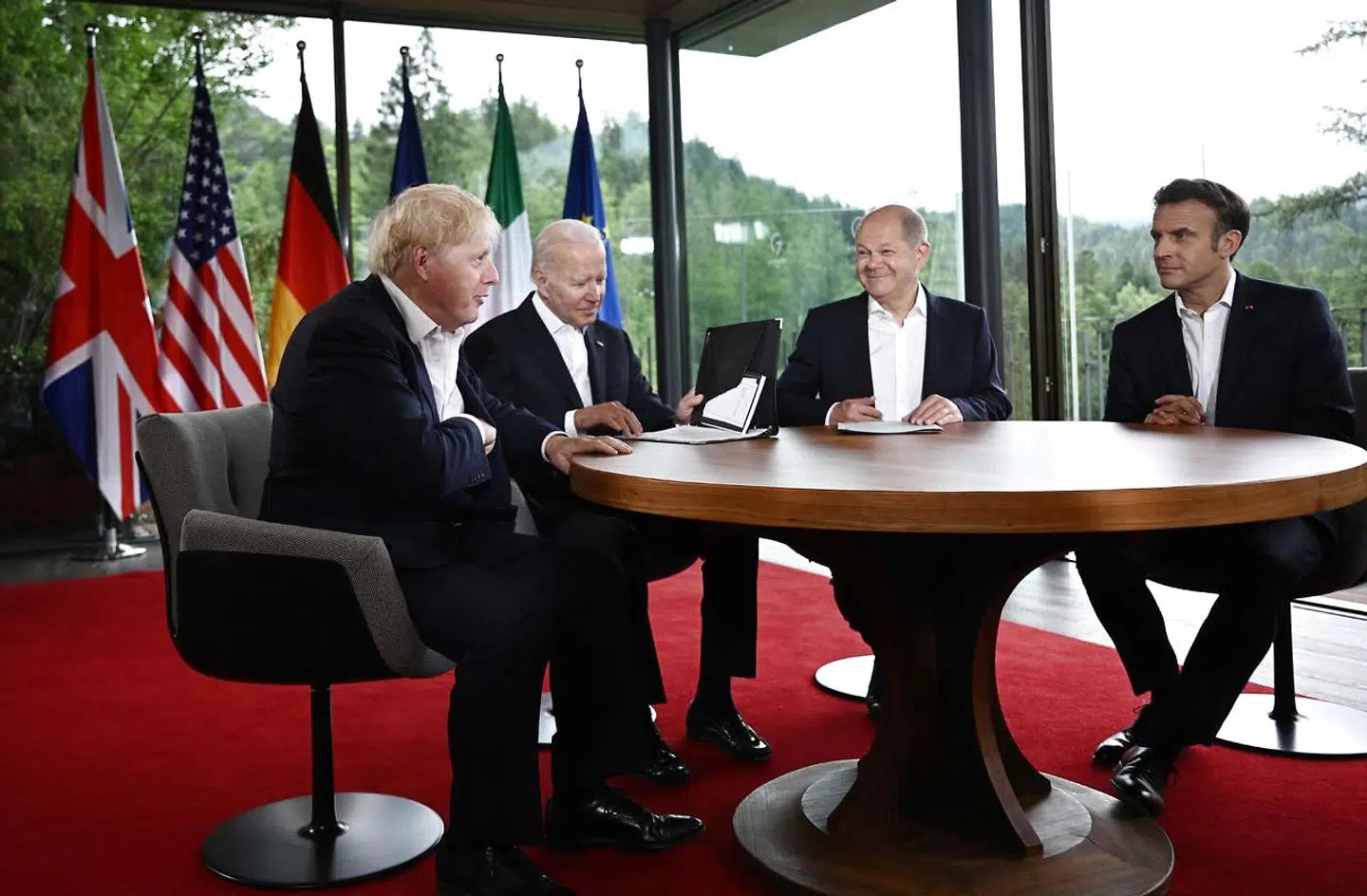 Emmanuel Macron i samtale med den britiske premierminister, Boris Johnson, USAs præsident, Joe Biden, og den tyske kansler, Olaf Scholz, under sidste uges G7-topmøde i Tyskland. Den franske præsident advarer mod »den lille angelsaksiske musik om at tilintetgøre Rusland«.