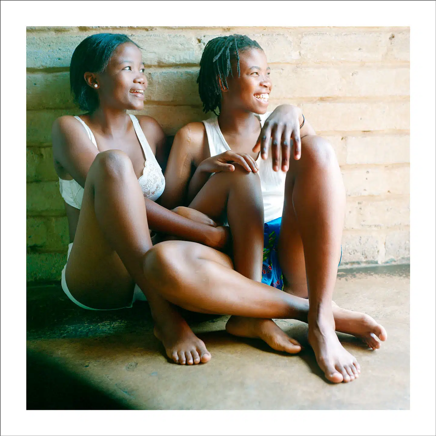 Der er en uimodståelig lethed, glæde, ro og ynde over Zanele Muholis foto af det lesbiske par i deres hjem: »Katlego Mashiloane and Nosipho Lavuta, Ext. 2«, Lakeside, Johannesburg 2007.