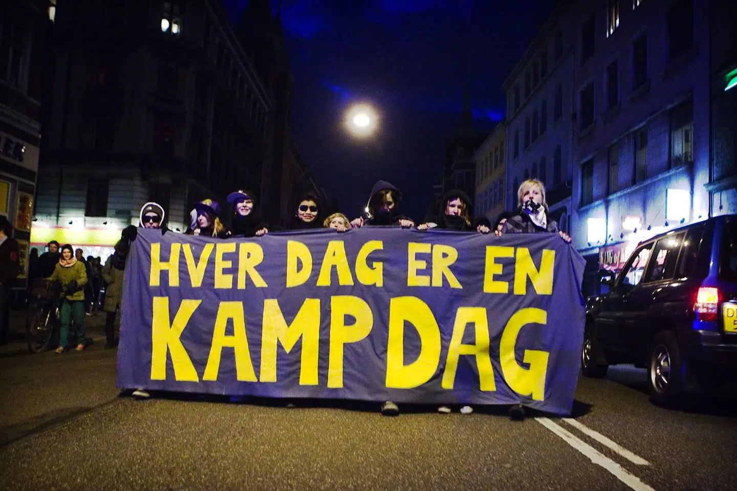 »Kan man forstå de unges enkeltsagspolitik som et udtryk for, at de tager afstand fra de klassiske ideologier og det bestående politiske system? Og har de unge så egentlig et svar på hvilken forandring, de selv ønsker at skabe?« skriver Rikke From.