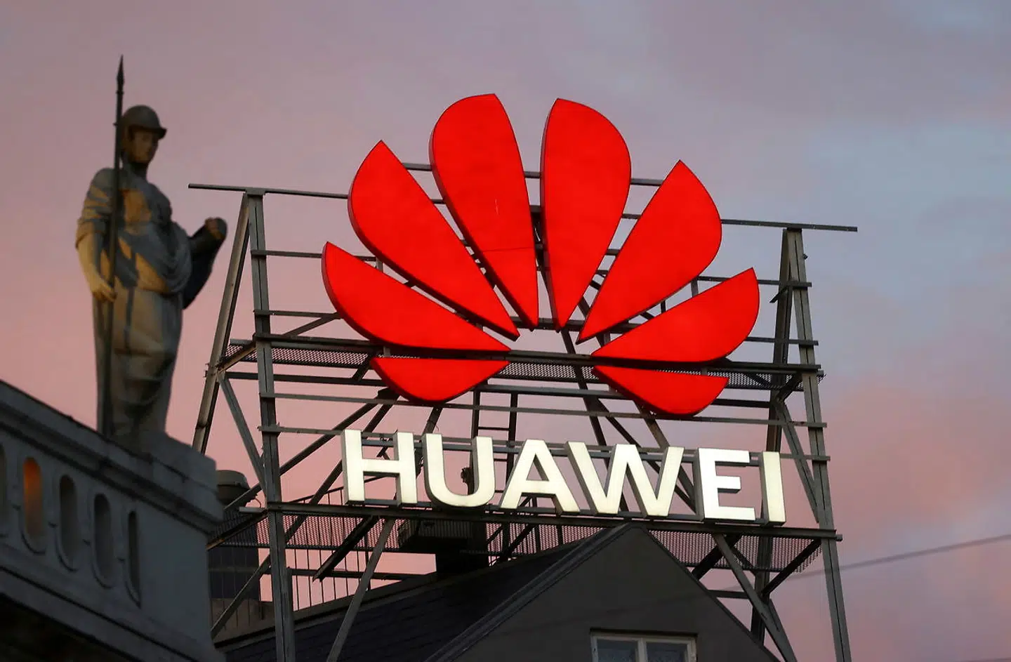 Huawei har fået et særdeles skidt ry i Danmark, efter at det kom frem, at den kinesiske ambassadør i Danmark har været på Færøerne for at lægge pres Lagtinget. Det skete med det formål at fastholde Huawei som leverandør af 5G-mobilnettet. Alligevel tog to danskere i Europa-Parlamentet onsdag imod en pris, hvor visse kategorier var sponsoreret af den kinesiske telegigant. Her er det Huaweis logo fotograferet i København.
