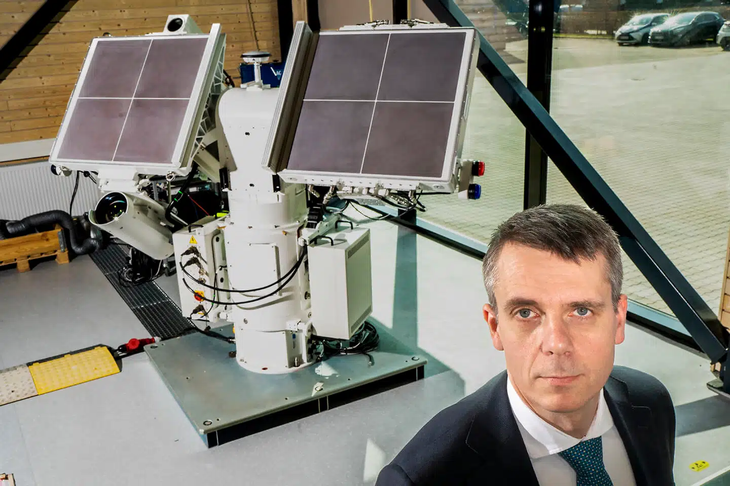 Norske Frode Scott Nielsen overtog ved årsskiftet ledelsen af den danske storproducent af avancerede radarer, Weibel Scientific i Allerød, og han står nu med opgaven at nå en omsætning på en milliard kroner om nogle år og samtidig næsten fordoble medarbejdertallet, nu hvor arbejdsfeltet udvides til opsporing af droner.