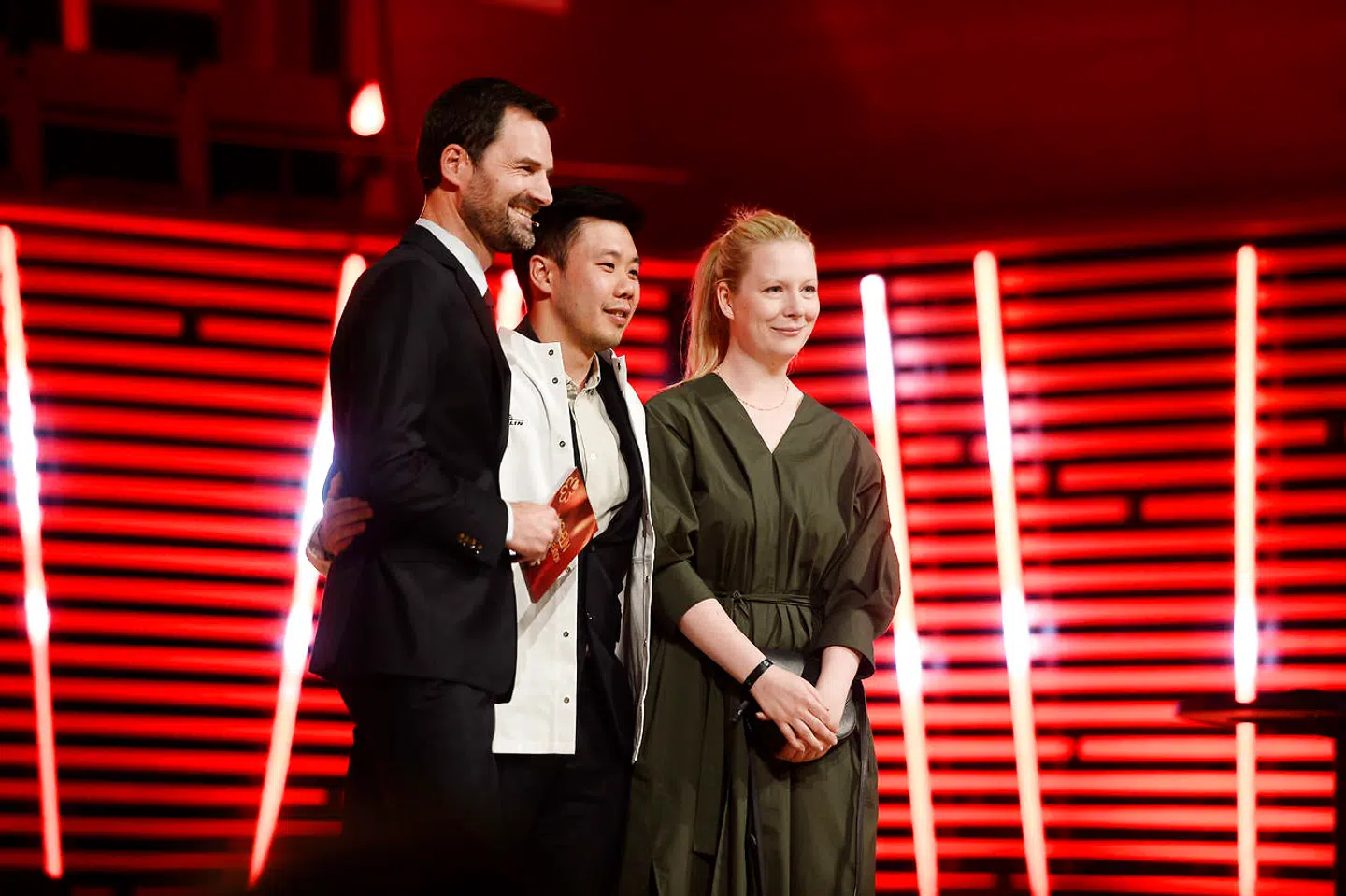 Jonathan Tham (i midten) og hans restaurant Jatak på Nørrebro, København, var mange danske anmelderes storfavorit og stedet fik da også en funklende ny Michelin-stjerne i Stavanger.