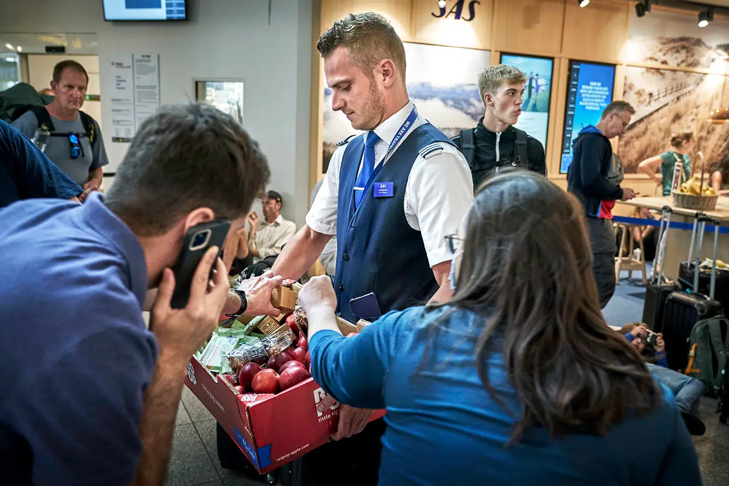 SAS-ansatte delte frugt ud til de ventende passagerer i Københavns Lufthavn.
