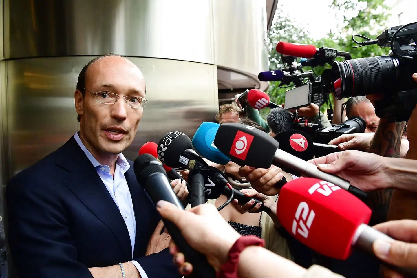 SAS-chef Anko van der Werff taler med medier, efter strejken var brudt ud.