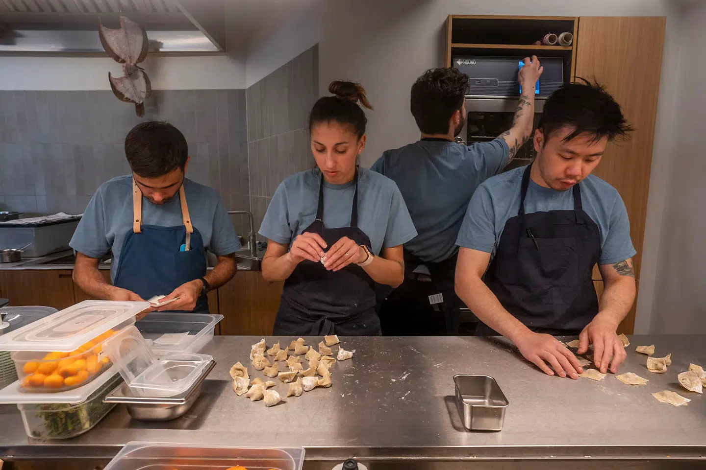 Det åbne køkken på Jatak i Rantzausgade på Nørrebro med chefen Jonathan Tam til højre.