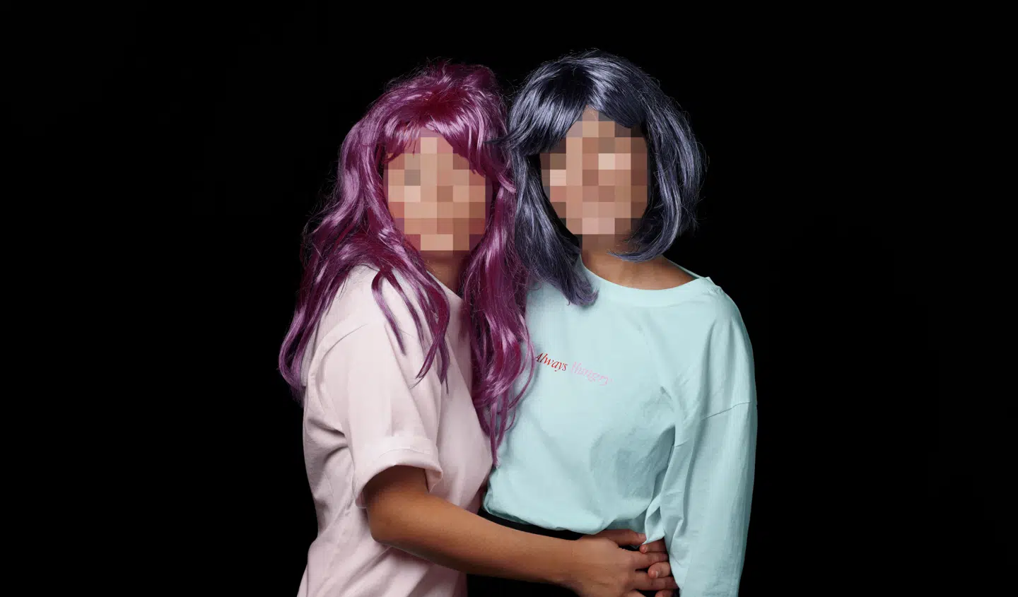 To Sultne Piger har 50.000 følgere på Instagram, hvor de anmelder restauranter med deres helt egen, mere ungdommelige stil. Siden december har To Sultne Piger anmeldt restauranter i Frihedsbrevet. Navnene på de to er endnu ukendt i offentligheden, og Berlingske har kommunikeret med Pige 1 og Pige 2 på skrift.