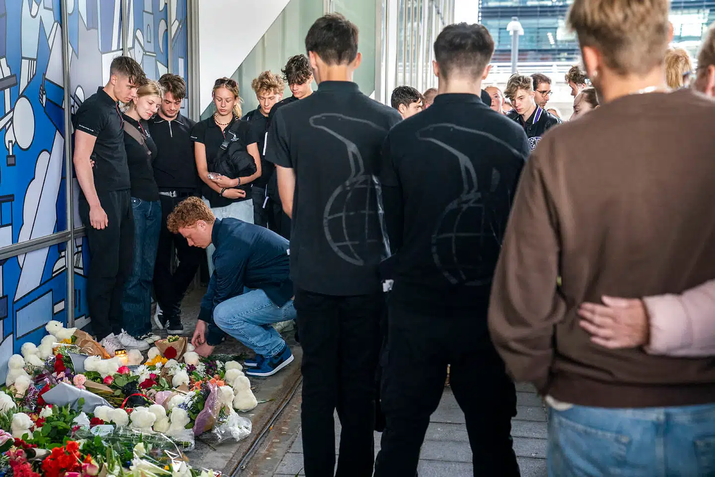 Ofrene for søndagens skyderi blev mindet ved ceremoni foran Field's tirsdag aften. Her lagde kollegaerne til den dræbte fra Nordisk film Biografer blandt andet blomster foran butikscentret.