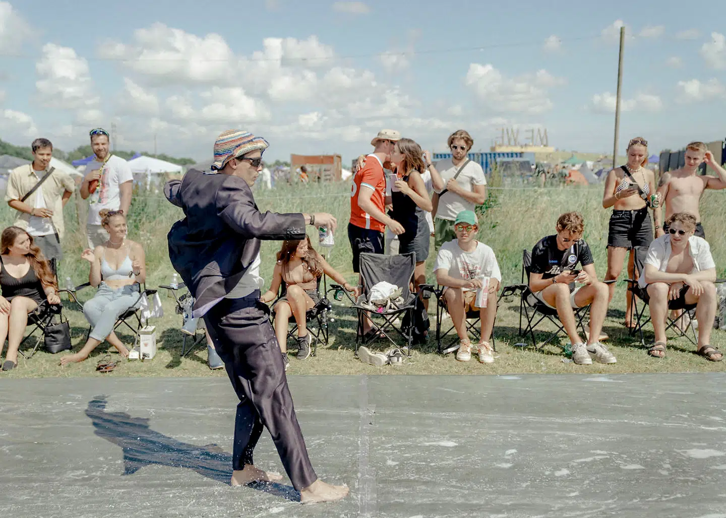 »Vi forsøger bare at gøre folk i godt humør til at kunne starte en fest efterfølgende,« siger 23-årige Frederikke Holmberg Nielsen fra Camp Puni. Dengang de 18 piger fra campen gik på efterskole, lavede de altid glidebane i fællesbadet.