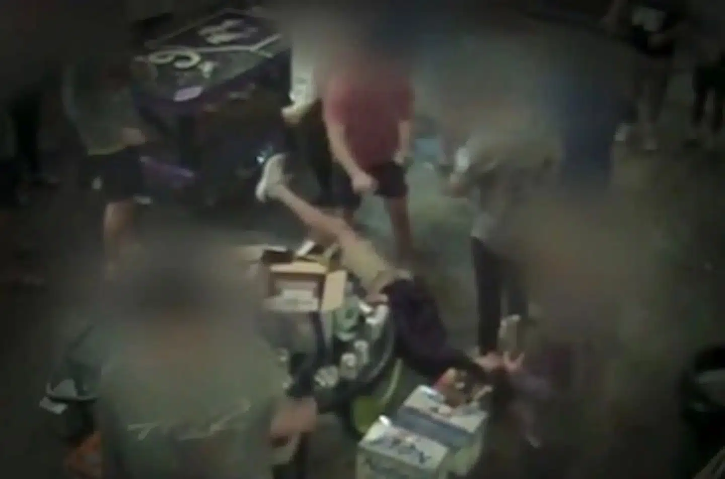 Danny Santuli og de øvrige førsteårselever fik tapet vodkaflasker på hænderne, så de ikke kunne bruge dem til andet end at drikke.