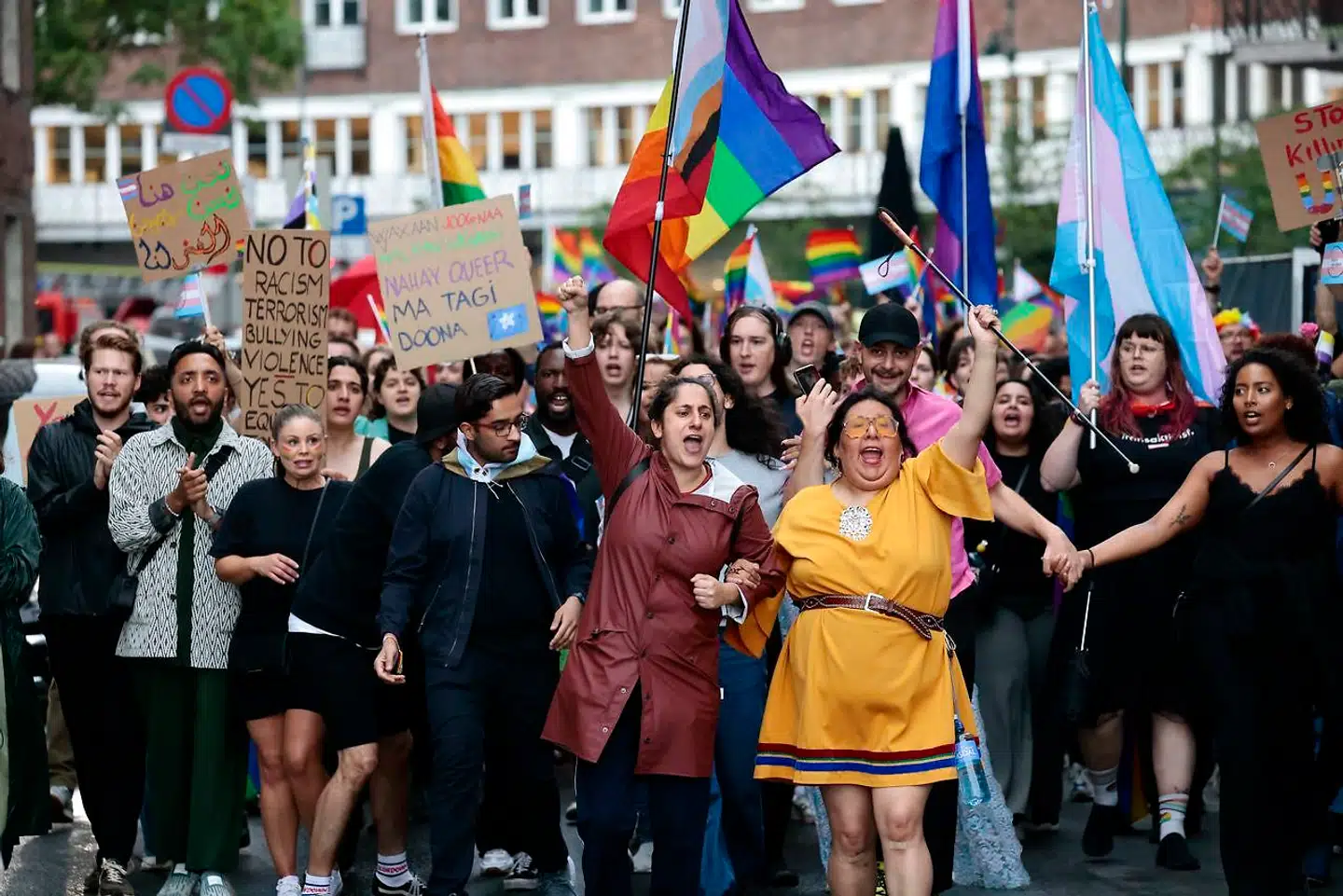 Et islamistisk terrorangreb på Pride-deltagere i Oslo har udløst støttedemonstrationer og sympatierklæringer fra hele verden. Men blandt homoaktivister og antiracister er der stor modvilje mod at tale om »importeret intolerance«, lyder kritikken nu. På billedet demonstrerer aktivister for tolerance og mod homofobi og diskrimination af seksuelle minoriteter i Oslo 27. juni 2022.