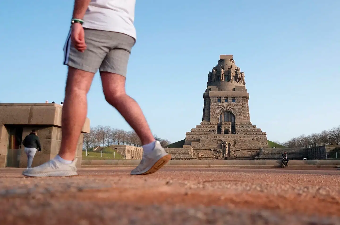 »Jeg vil gerne se bare mandeben på arbejdspladserne. Ikke fordi jeg ikke har set nok glatbarberede ben til Tour de France, men fordi jeg gerne vil have glade kollegaer, der ikke får hedeslag,« skriver Cille Hald Egholm.