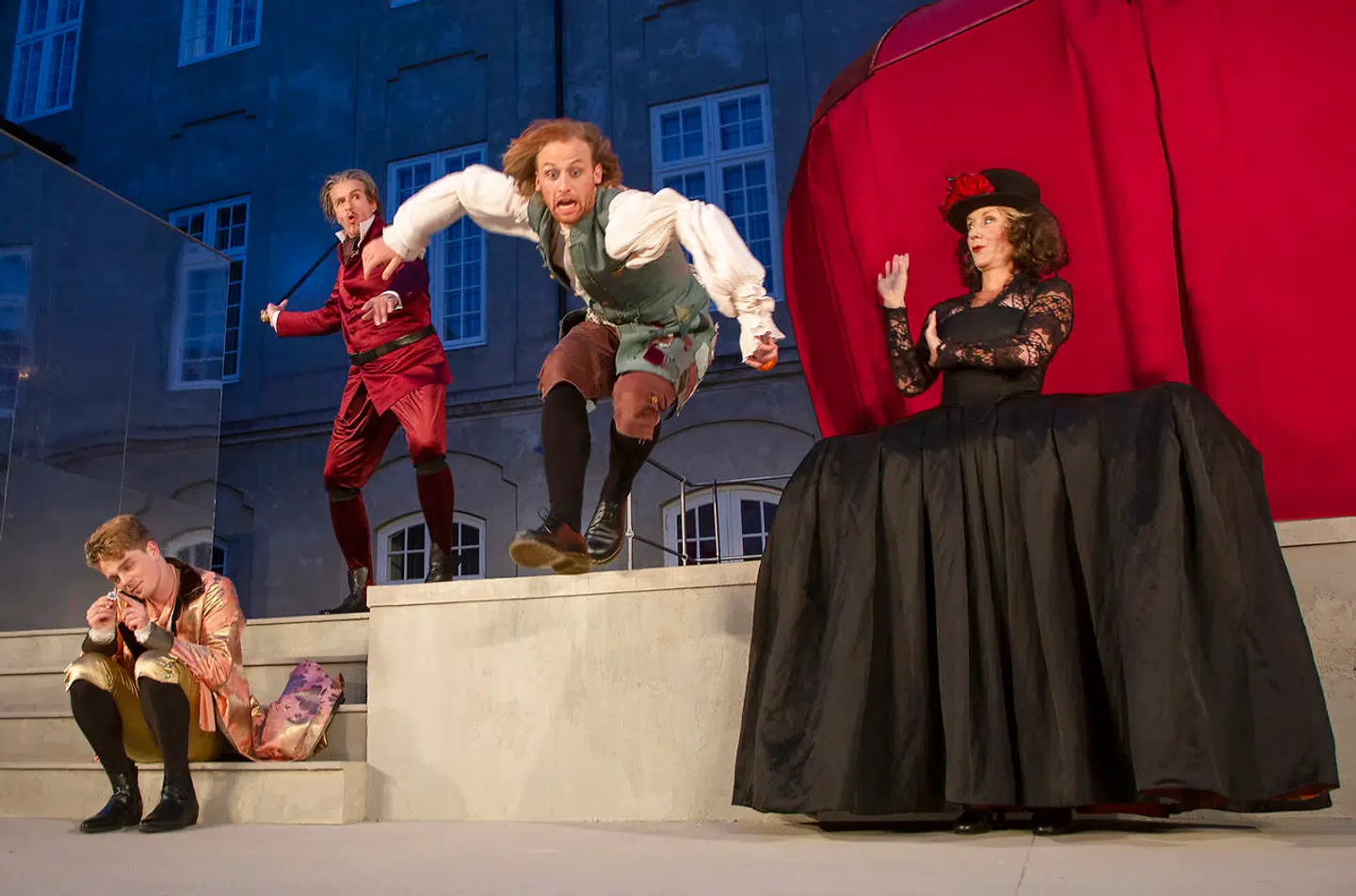 Fuld fart frem: Lukas Toya, Morten Suurballe, Patrick Baurichter og Anette Støvelbæk i »Maskerade« på Grønnegårds Teatret.