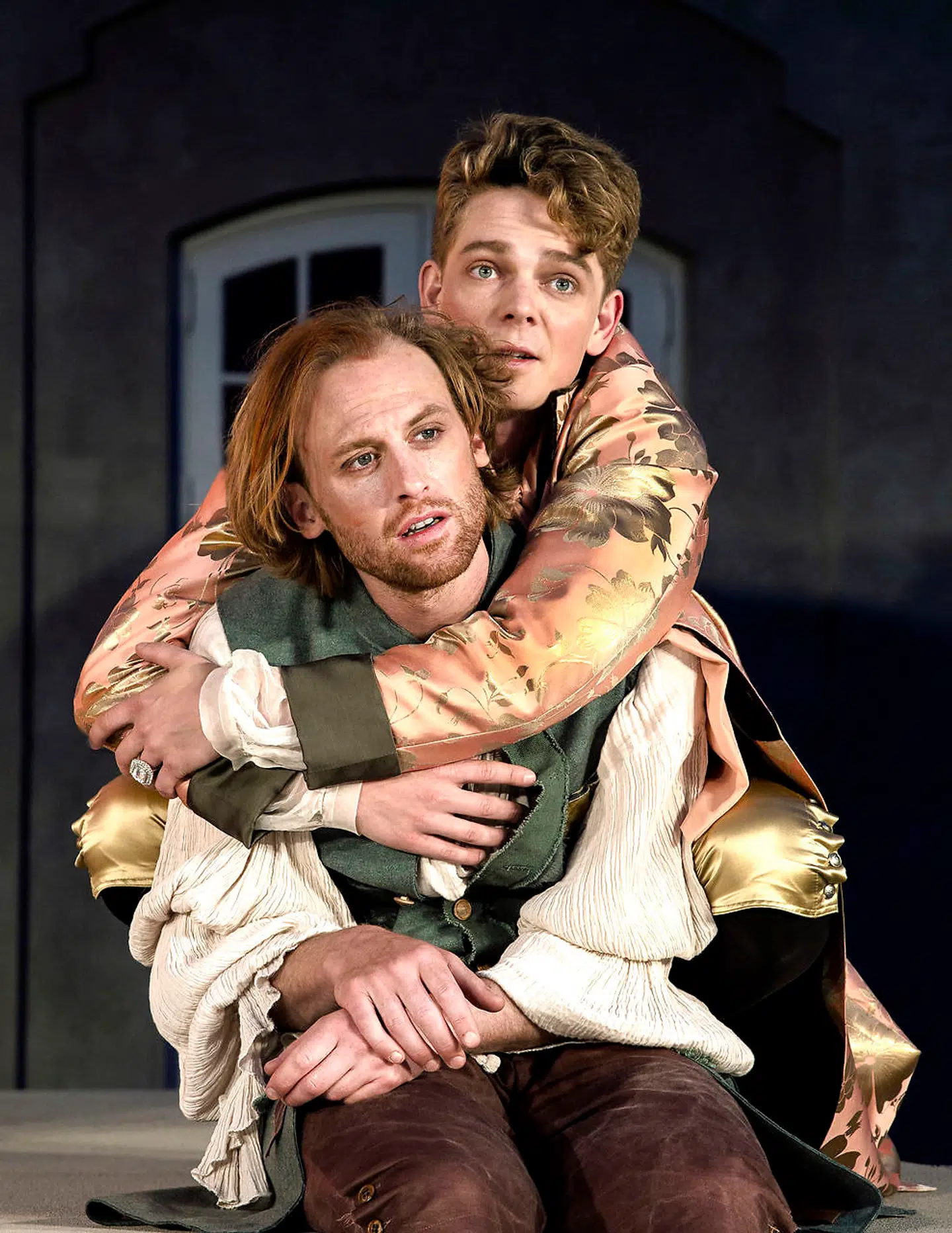 Tjeneren Henrik (Patrick Baurichter) lægger tålmodigt øre til de kærlighedskvaler, der har bemægtiget sig hans unge herre (Lukas Toya).