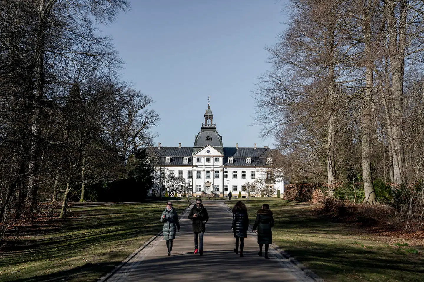 De kommende ungdomsboliger får Charlottenlunds slotshave som baghave.