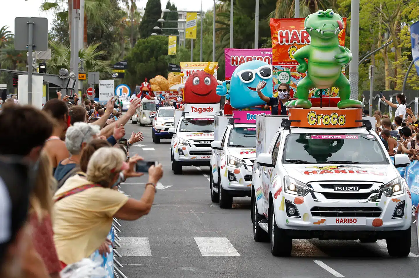 Når Tour de France gæster Danmark for første gang, er det ikke kun cykelryttere, der er at se på de tre etaper. Den traditionsrige reklamekaravane følger også med, og det er i den grad noget, som er værd at se, vurderer Berlingskes cykelkommentator.