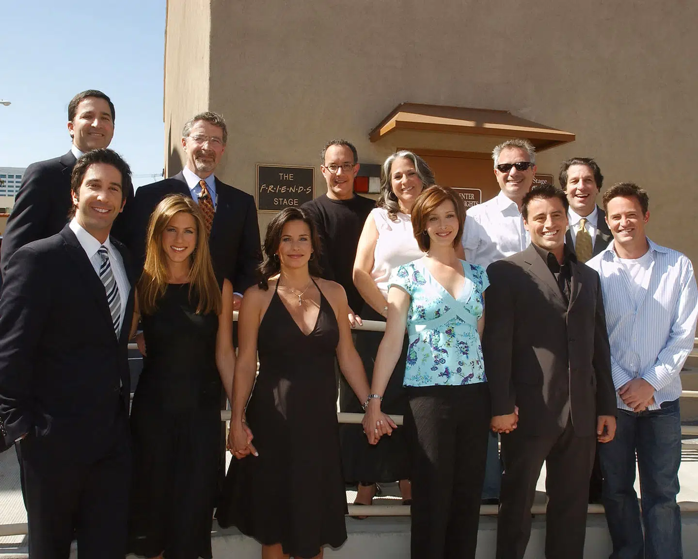 »Friends«-skuespillere og -producere samledes til fotografering i 2004 forud for indspilningen af sidste episode: Fra højre til venstre er David Schwimmer, Jennifer Aniston, Courteney Cox Arquette, Lisa Kudrow, Matt LeBlanc og Matthew Perry. I bagerste række Warner Brothers ledelse: Bruce Rosenblum, Barry Meyer, David Crane, Marta Kauffman, Kevin Bright og Peter Roth.