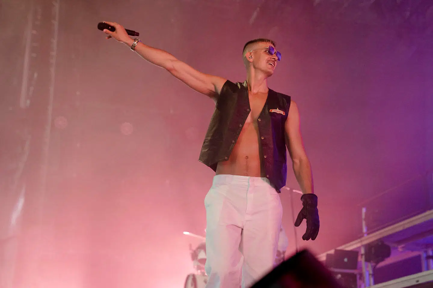 Tobias Rahim er på kindkys og »Jeg elsker dig mand« med allesammen – det føles sgu oprigtigt og helt igennem rørende, skriver Berlingskes anmelder.