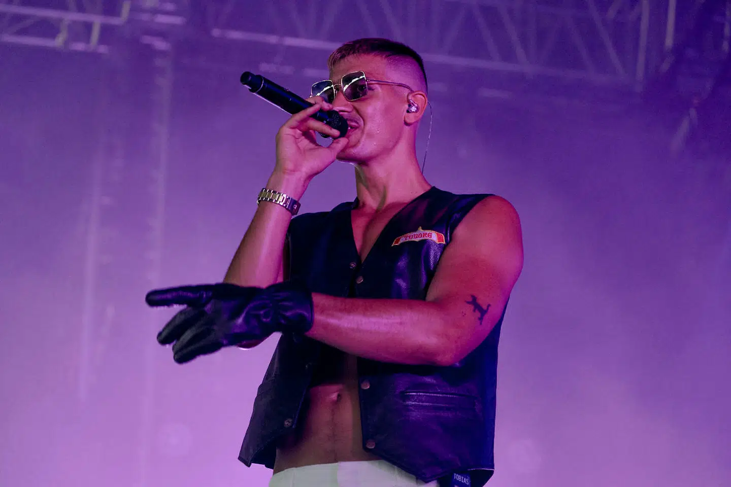 Arkivfoto: Iført en old school Tuborg-ølkusk-vest over den veltrænede solbrune overkrop indtog Tobias Rahim scenen til begærlige skrig fra det talstærke kvindelige publikum.