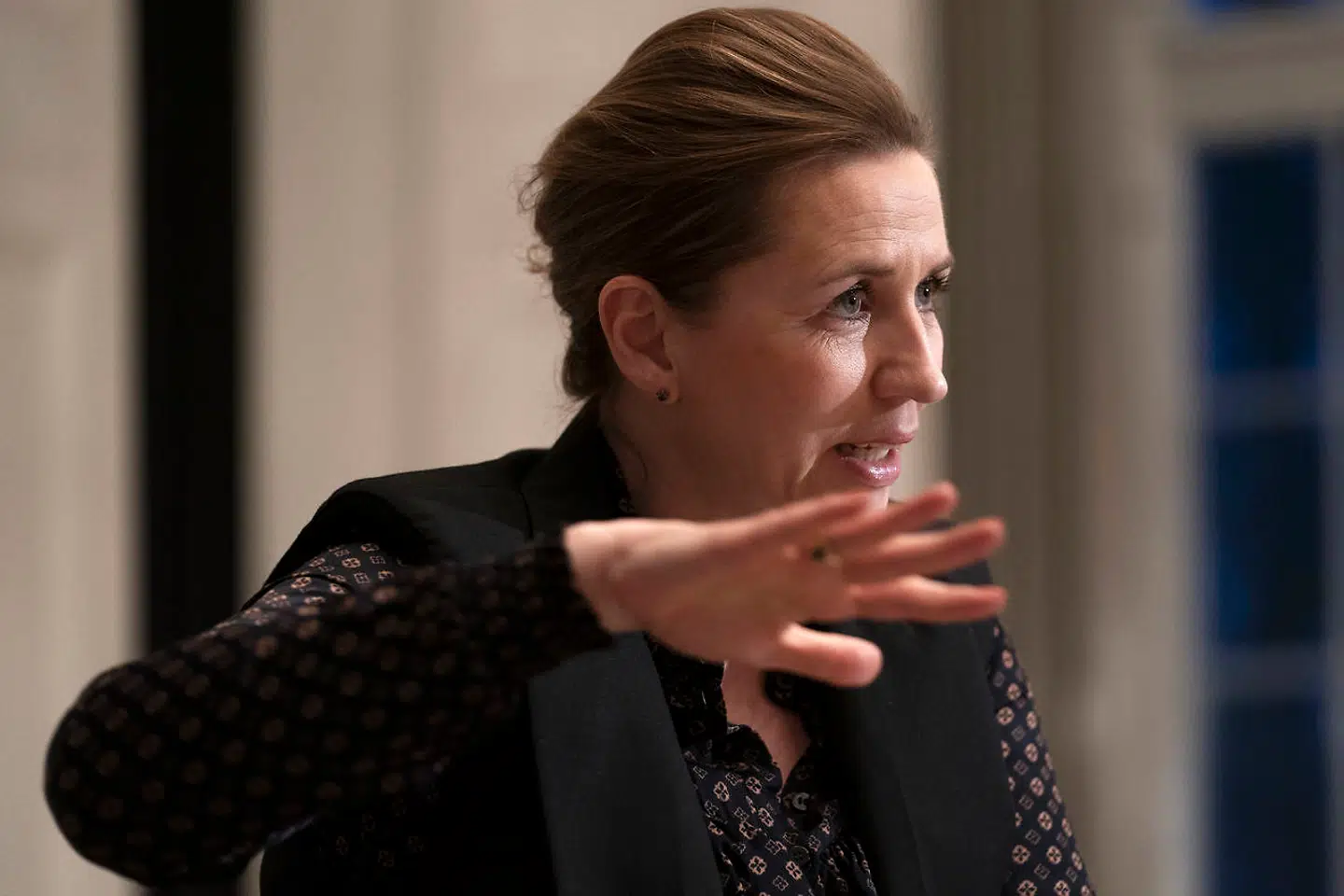 »Frederiksens problem, som samtidig er hele Danmarks problem, er, at denne professionalisme tilsyneladende ikke sidder på rygraden hverken hos hende eller hendes nærmeste,« skriver Anne Sofie Allarp.