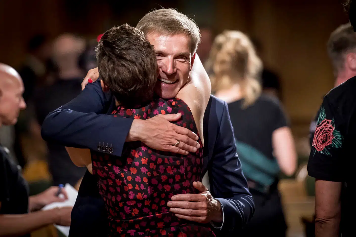 »Samarbejde starter med samtale, derfor er det helt afgørende, at vi ikke straffer, men påskønner, at vi har en stærk parlamentarisk tradition, hvor politikere både dyrker de personlige og politiske relationer over midten,« skriver Lea Friedberg.