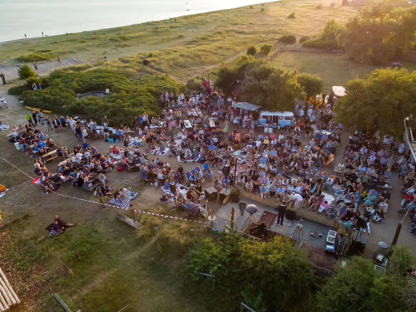 Det er ikke kun Tsivilde, der byder på koncerter under åben himmel. Her ved Udsholt strand.