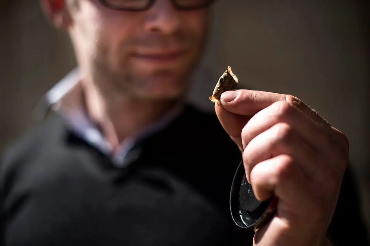 Politiet kunne beslaglægge store mængder ulovligt lattergas, æsker med snus og tyggetobak med udenlandske sundhedsadvarsler, efter at Sikkerhedsstyrelsen havde været på tilsyn fredag.