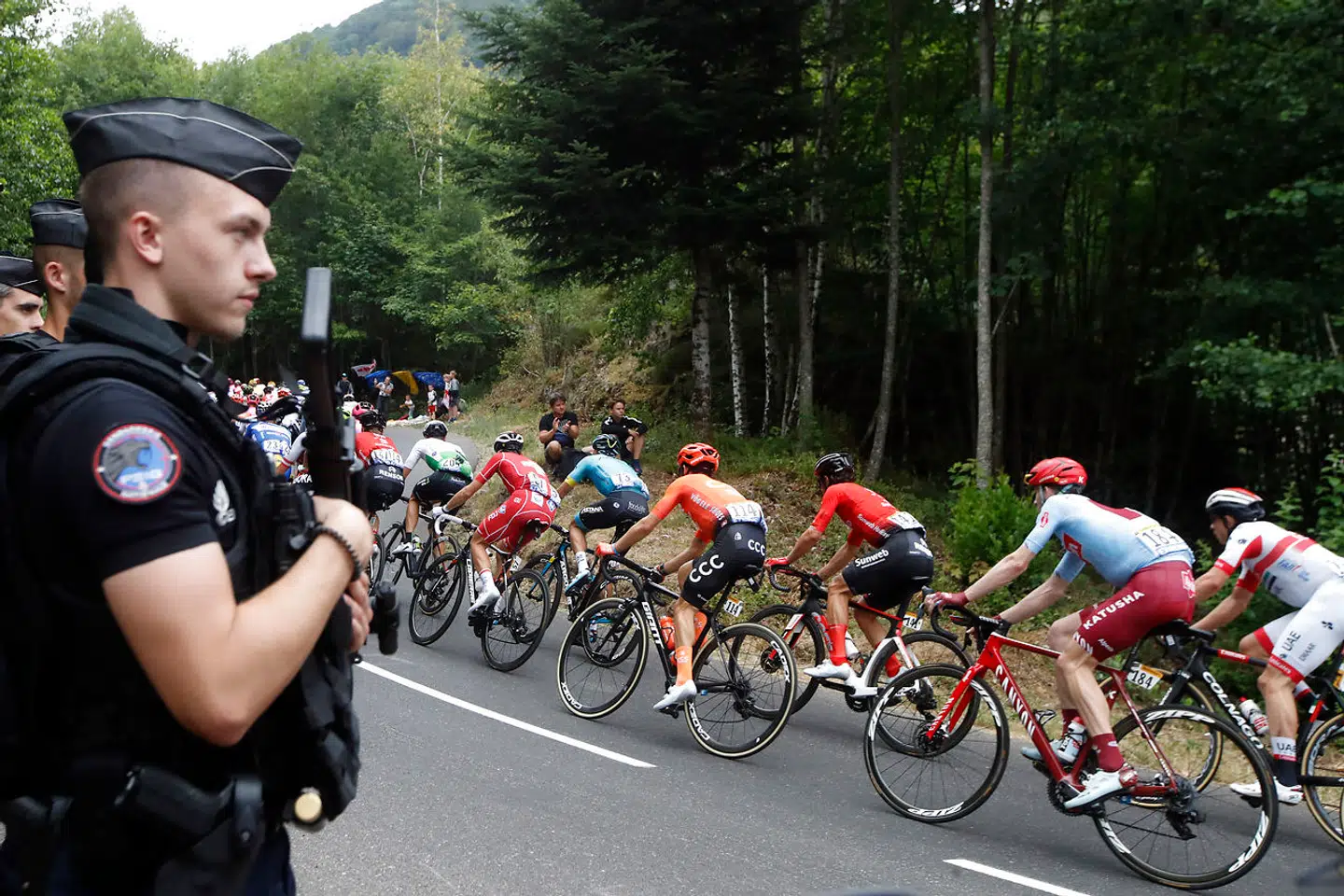Det er et kontraktligt krav fra det franske firma Amaury Sports Organisation, der ejer Tour de France, at bevæbnede franske gendarmer skal deltage i den del af løbet, som foregår i Danmark.