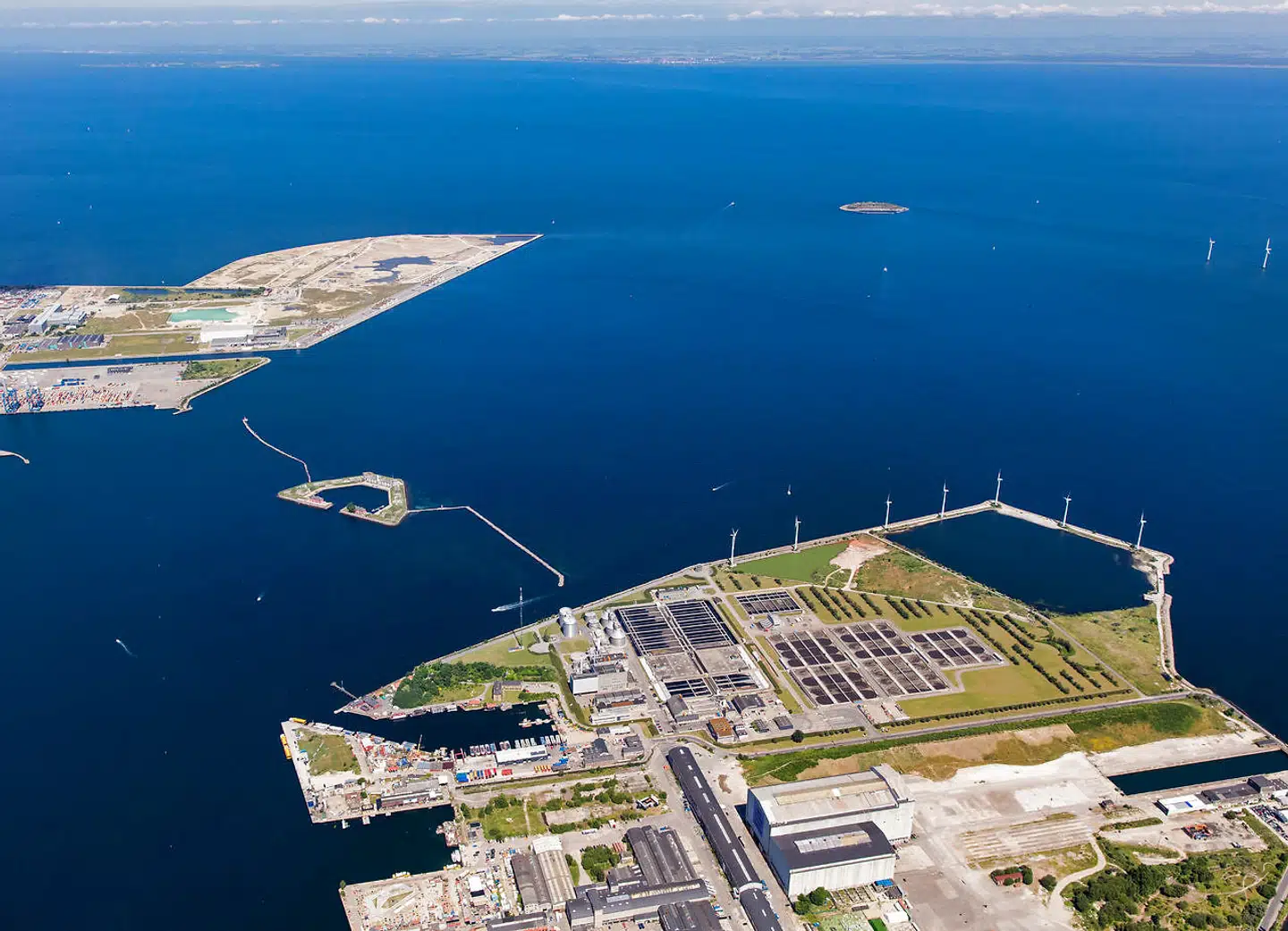 Her skal Københavns nye, kunstige ø, Lynetteholmen efter planen stå færdig i 2070. Først skal man dog have fjernet flere millioner kubikmeter slam fra området.